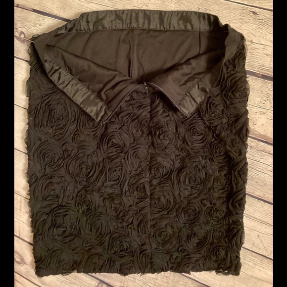 Woman’s Black Skirt, Size 8, layered rosettes - Picture 5 of 6